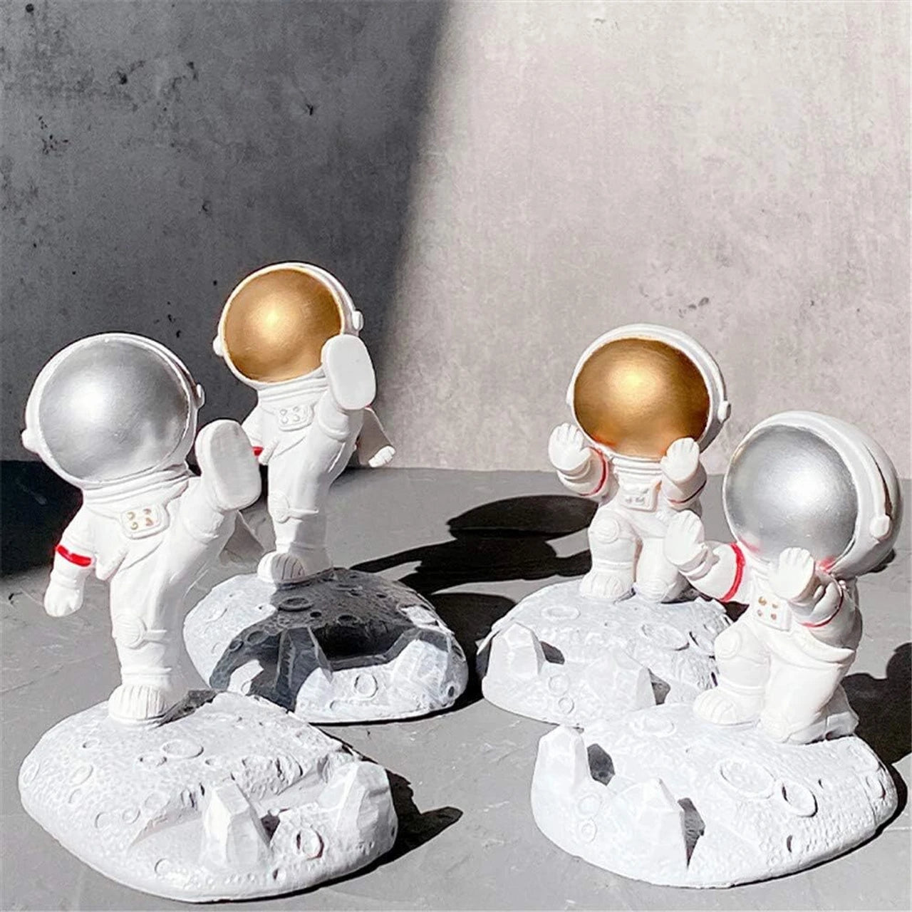 3D Astronaut Phone Holder – Unique Planet-Inspired Mobile Stand with Fun, Playful Design for Desk or Home Use (1 Pc)