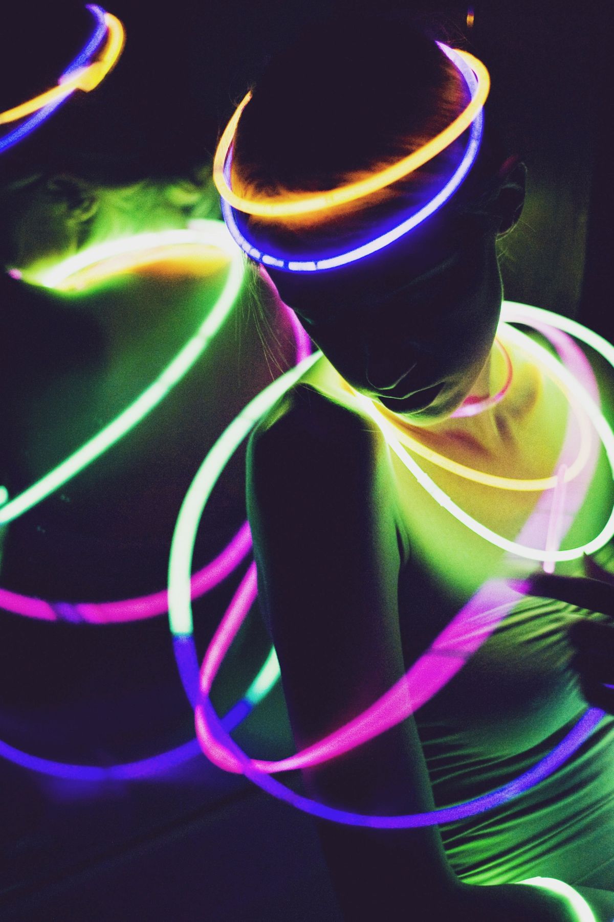 Zyoz™ Bulk Neon Glow Sticks Pack – Ultra-Bright Light-Up Bracelets, Necklaces, for Raves, & DJ Events (pack of 100)