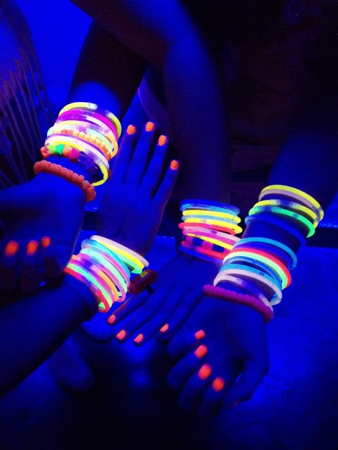 Zyoz™ Bulk Neon Glow Sticks Pack – Ultra-Bright Light-Up Bracelets, Necklaces, for Raves, & DJ Events (pack of 100)