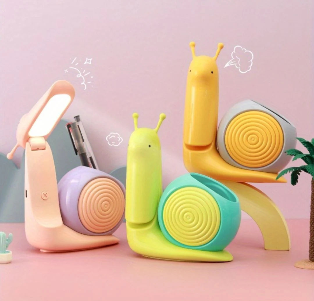 ZYOZ Cute LED Snail Desk Lamp with Stationery Pen Holder – Rechargeable Eye-Caring Reading Light, Adjustable Folding Night Light for Kids, Students, Study Table & Office Decor